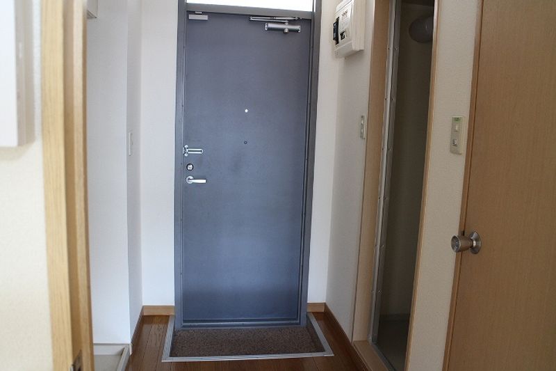 レオパレス葵 玄関