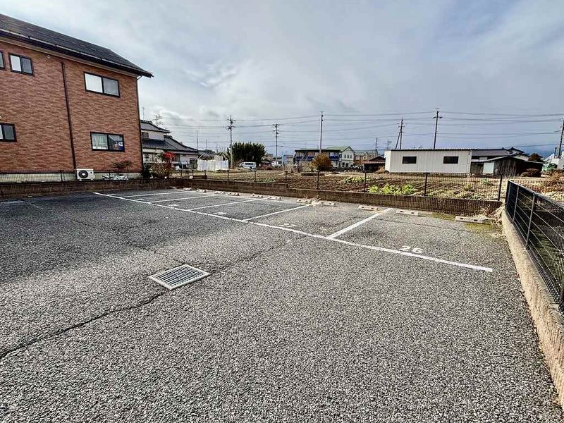レオパレスサニーたか 駐車場