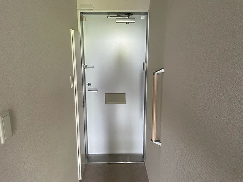 レオパレスツリートップ 玄関