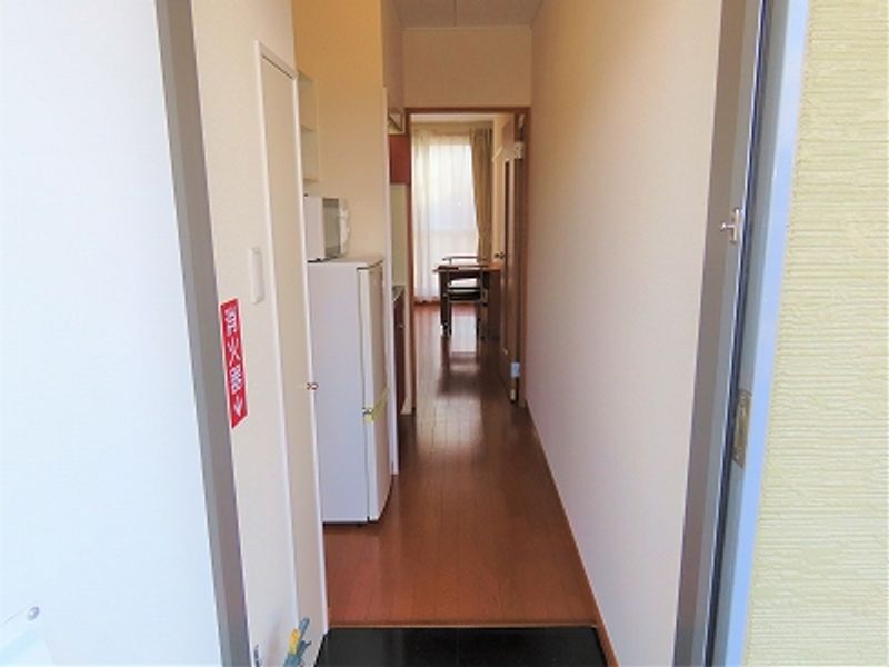 レオパレスつくし 玄関