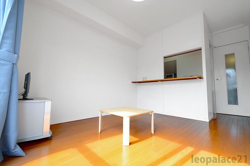 レオパレスヴェルジェ 居間