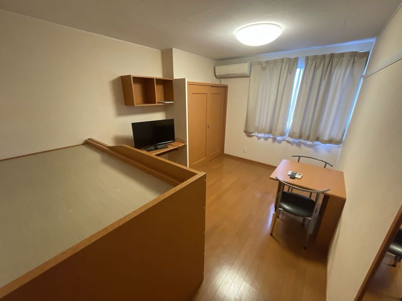 レオパレスレジデンスアオキ 居間