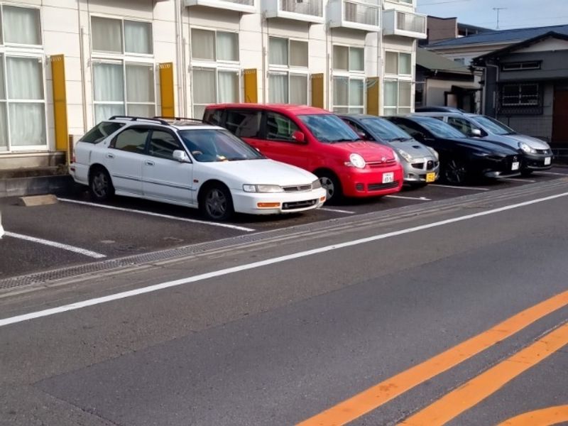 レオパレスくすの木Ⅰ 駐車場