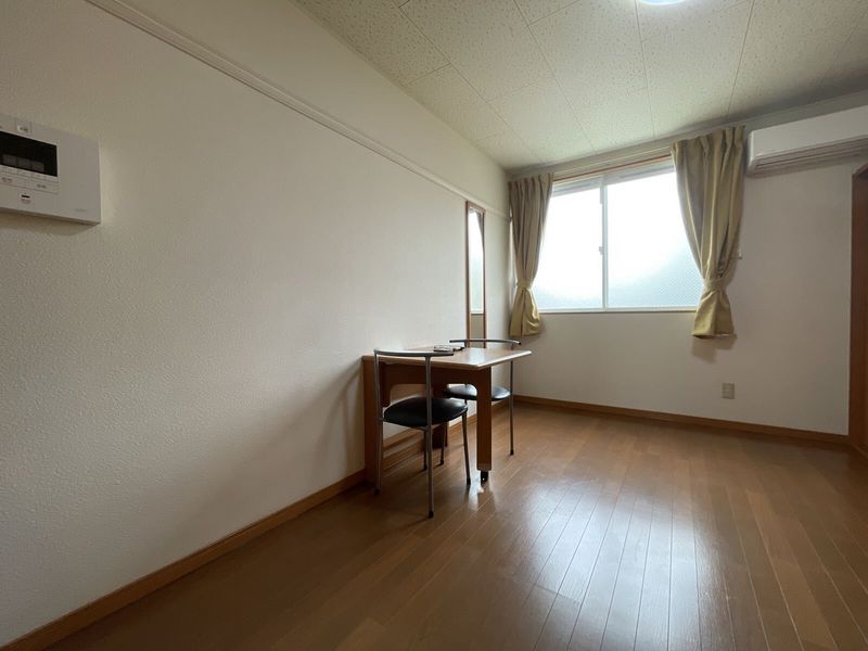レオパレス松 居間