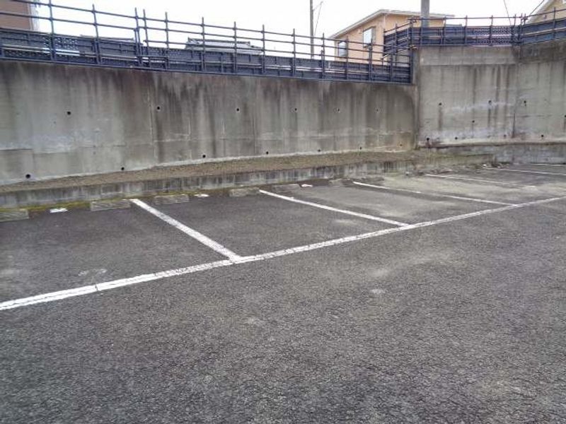 レオパレスアカサカ 駐車場