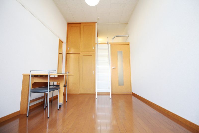 レオパレスサントネ 居間