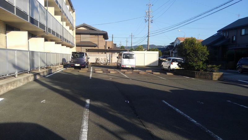レオパレス春日 駐車場