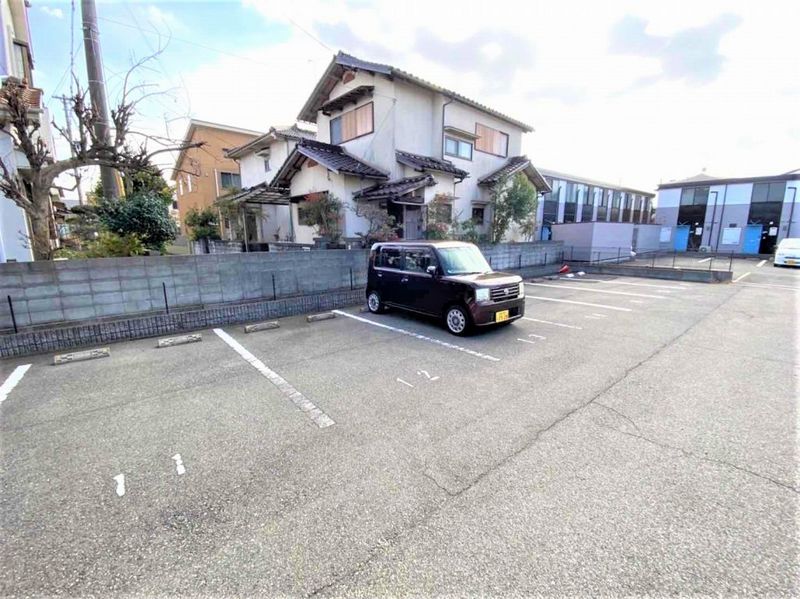 レオネクストエムズコートＣ 駐車場