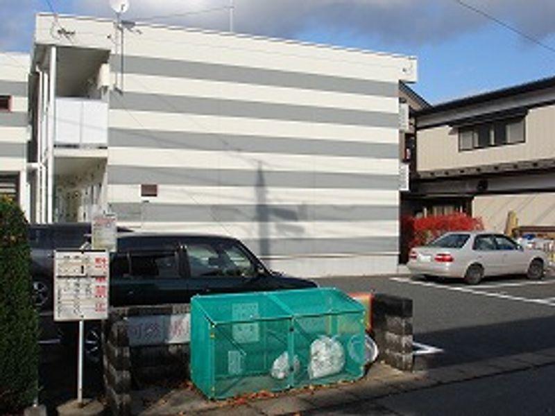レオパレス境田 駐車場