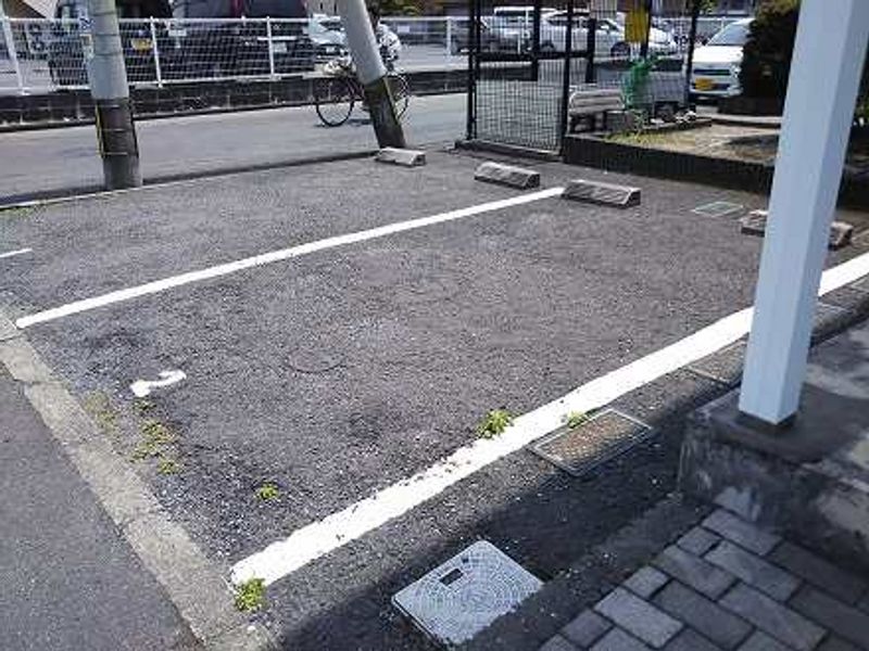 レオパレスα 駐車場