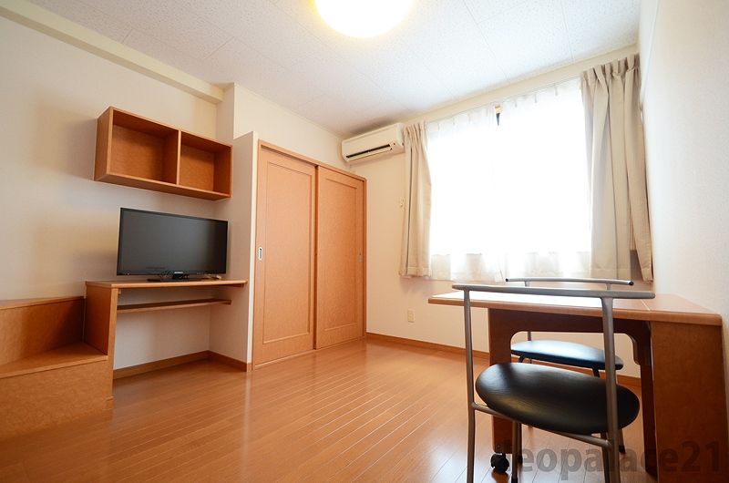 レオパレスパーチェ 居間