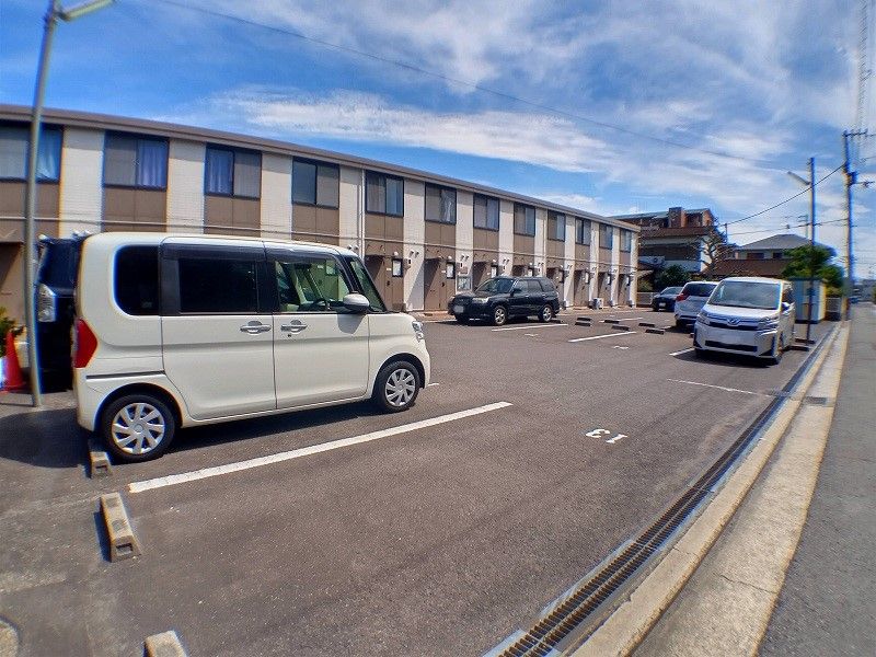 レオパレスクール 駐車場