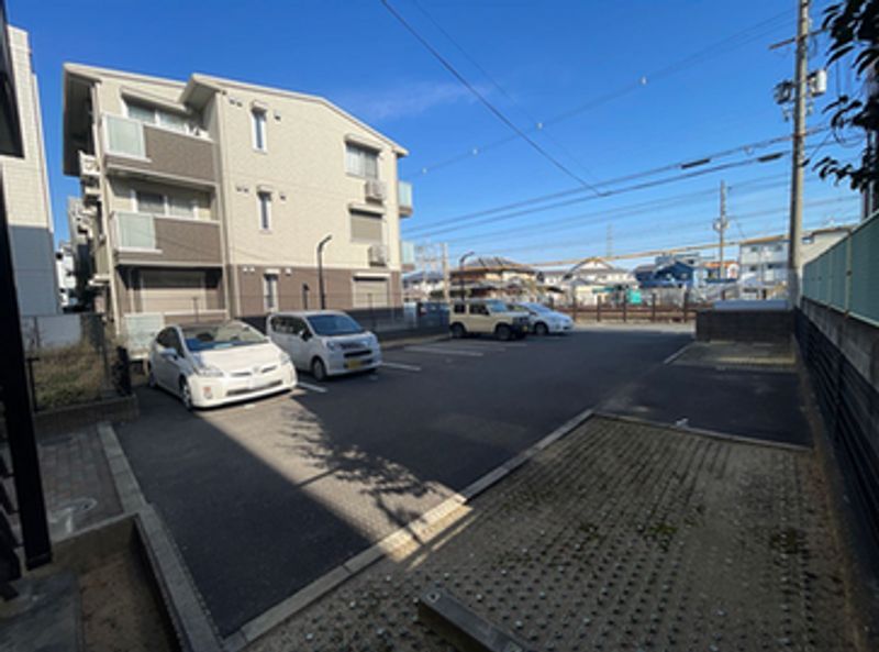 レオパレスネスト中百舌鳥 駐車場