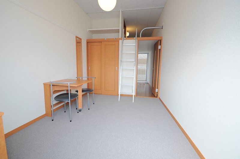 レオパレス神明台 居間