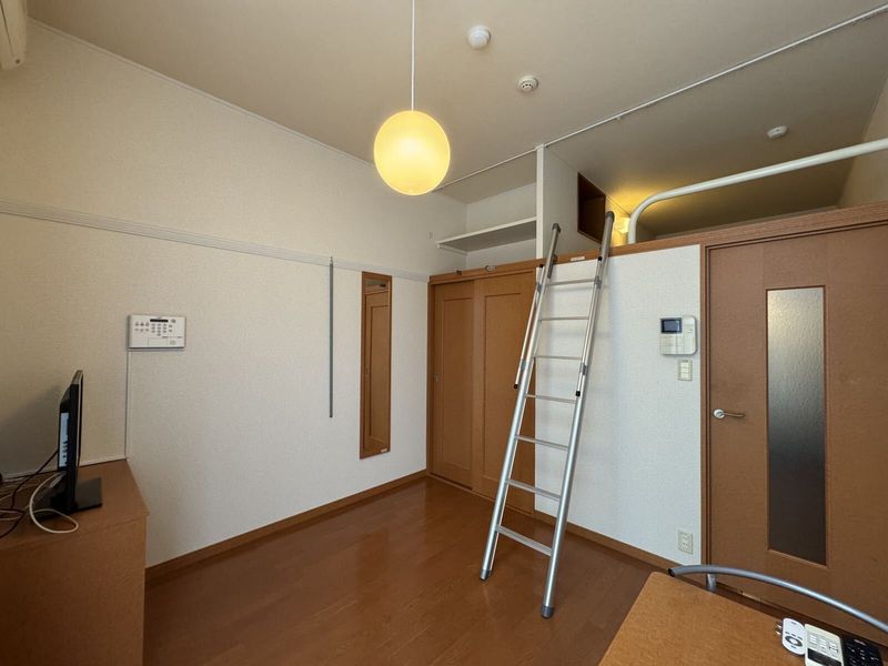 レオパレス新田町 居間