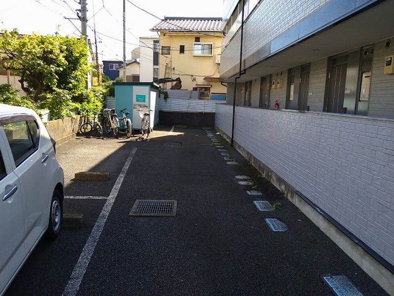 レオパレスルミエール 駐車場