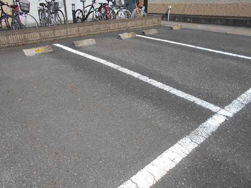 レオパレス中央 駐車場