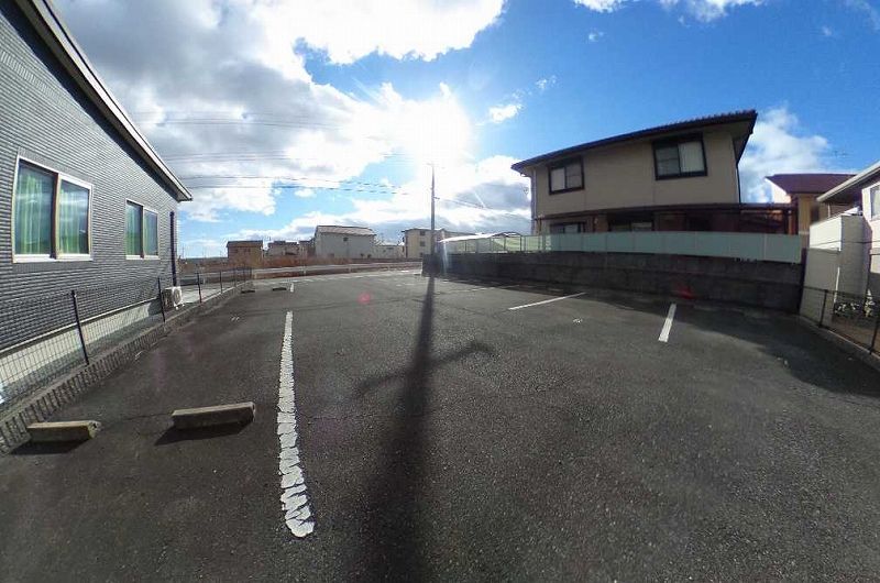 レオパレス末政 駐車場