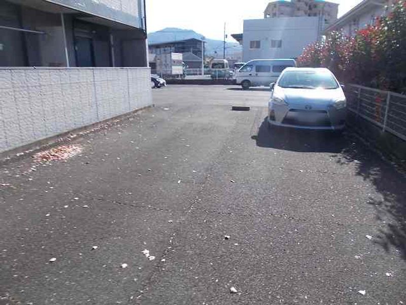 レオパレス城南田村 駐車場