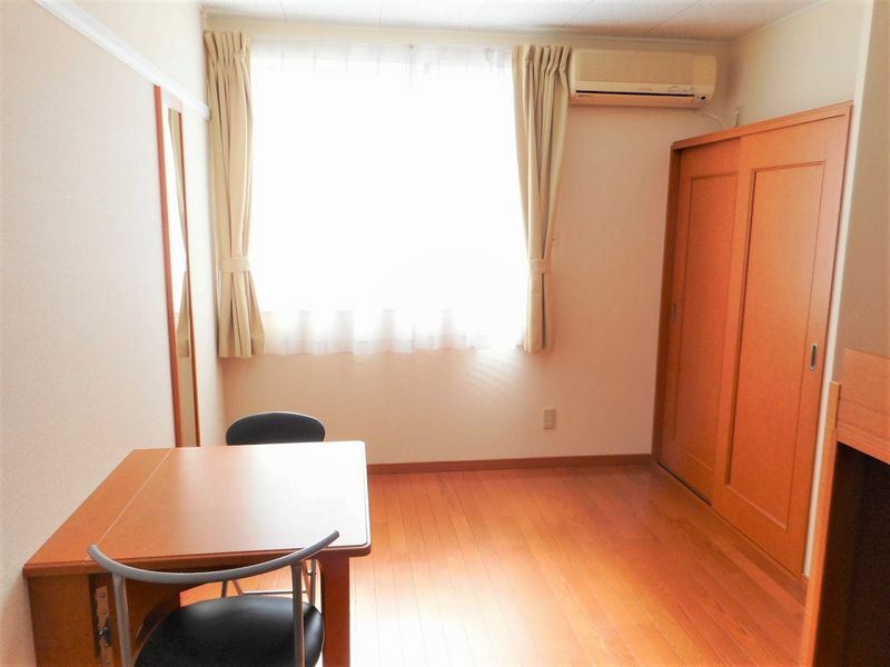 レオパレス中越東 居間