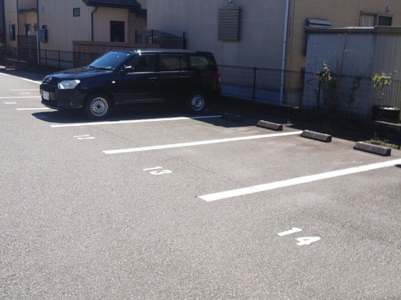 レオパレス蓮花寺 駐車場