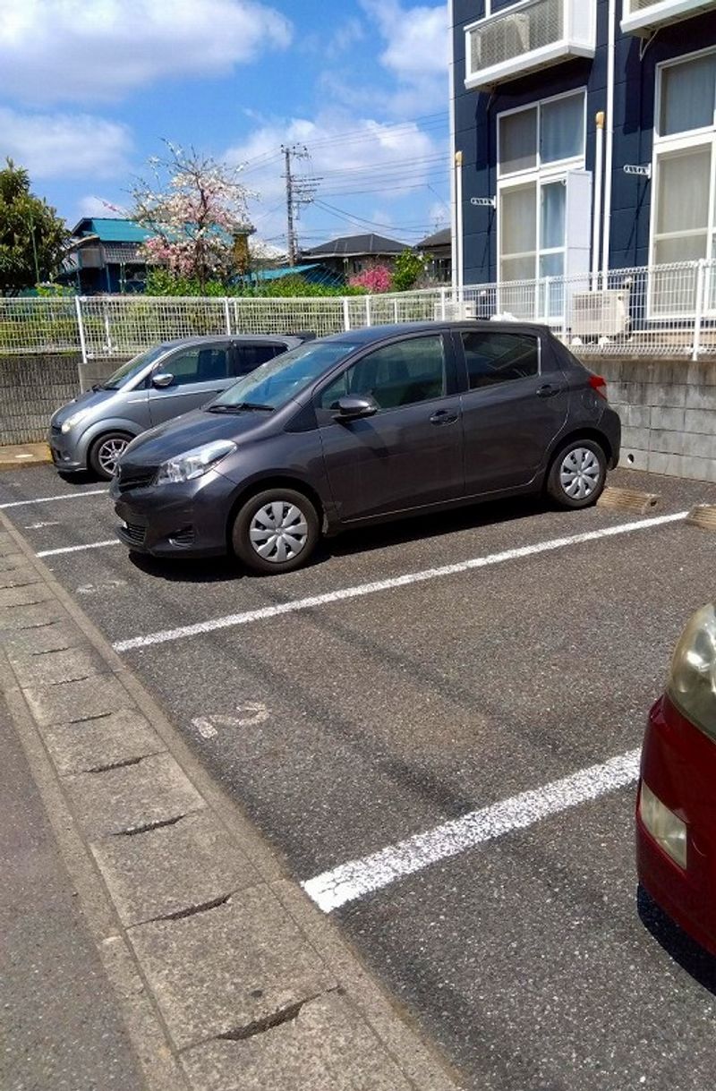 レオパレスエピナールⅢ 駐車場