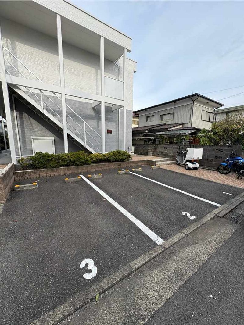 レオパレス若林 駐車場