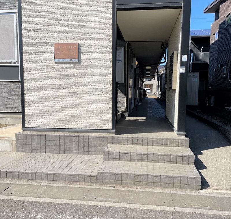 レオパレスプラティークラシーヌ エントランス