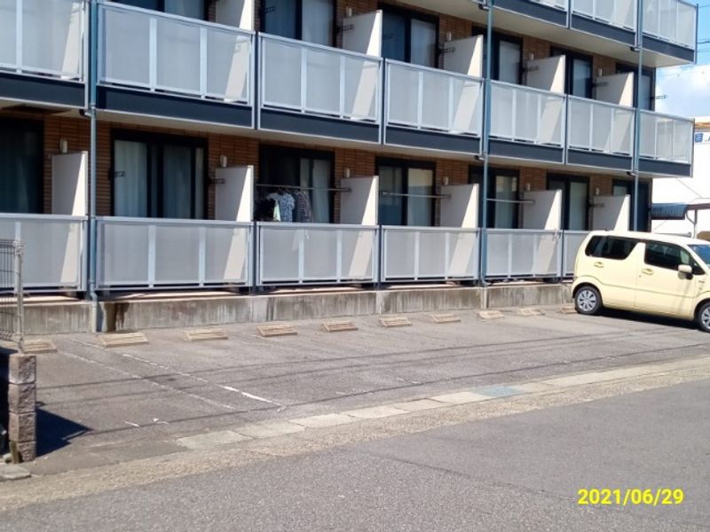 レオパレス小田井 駐車場