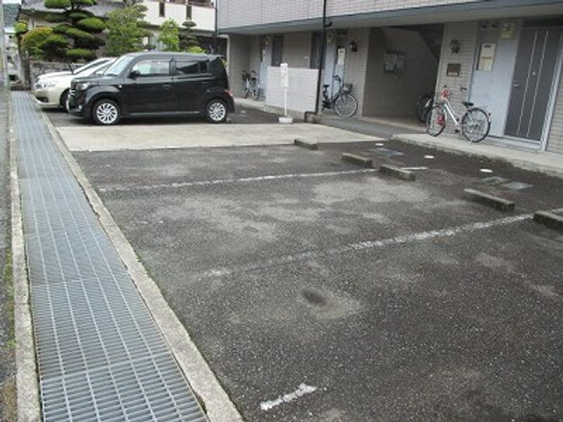 レオパレス飾西 駐車場