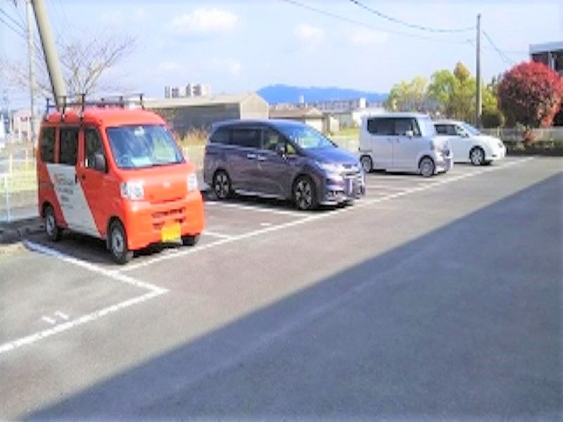 レオパレスチャムフィールド 駐車場