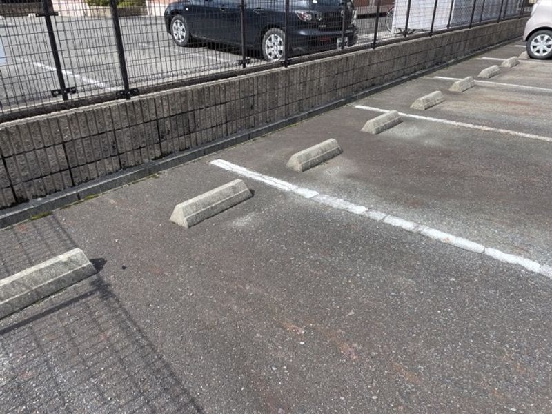レオパレスサントピア 駐車場