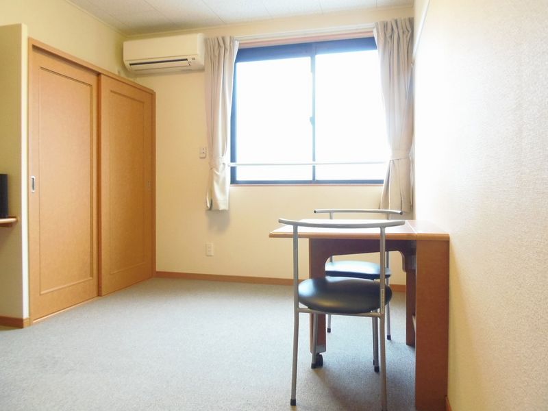 レオパレスコーラル　リーフ本今 居間
