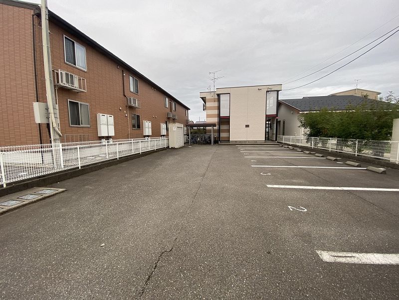 レオパレスシャンテ 駐車場