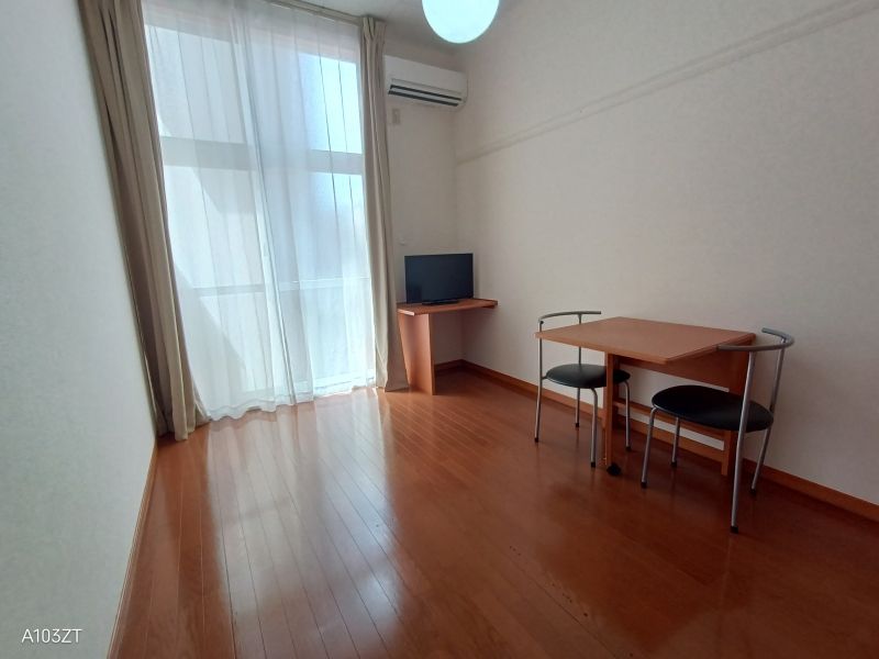 レオパレスフローリッシュ 居間
