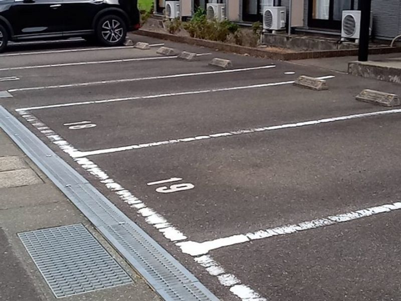 レオパレスサーティーン 駐車場