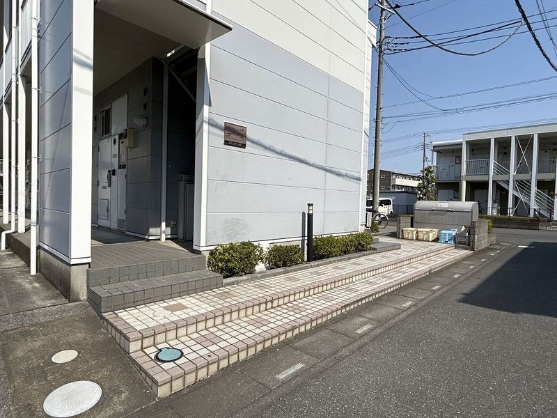 レオパレスサニーホームズ エントランス