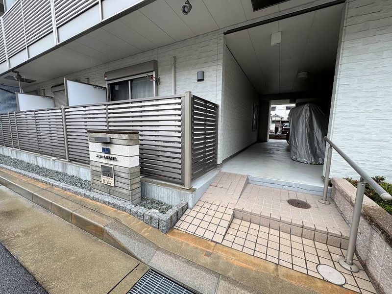 クレイノコンフォール杭瀬北新町 エントランス