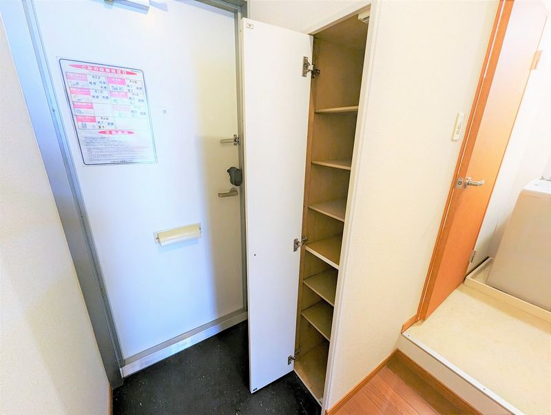 レオパレスひかる２１ 玄関