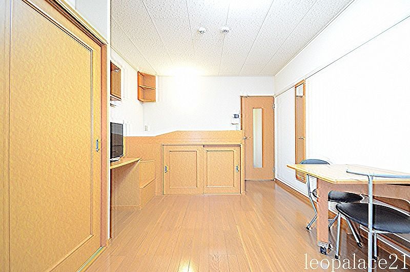 レオパレスエレガンテ 居間