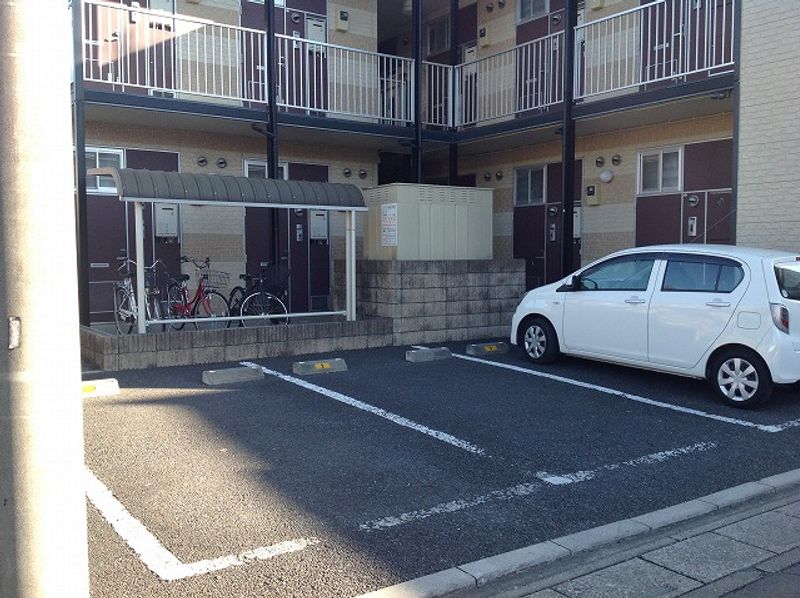 レオパレスドミール日進 駐車場