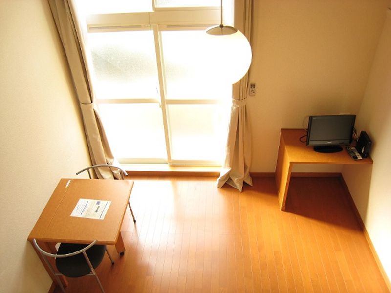 レオパレスクリーンヒルズ南戸塚 居間
