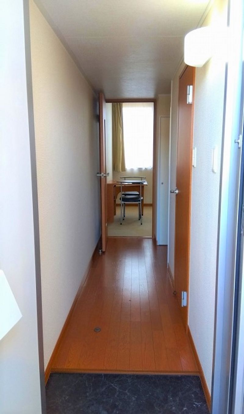 レオパレス三郷中央　吉 玄関