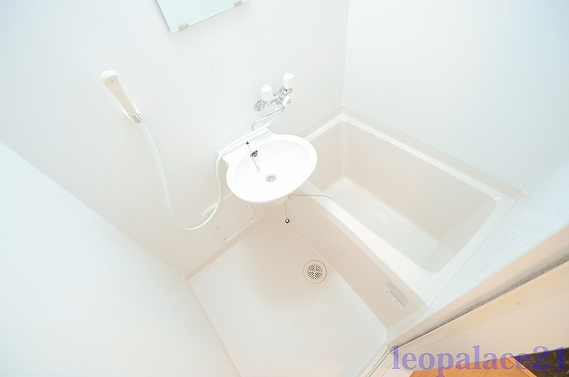 leopalace NS Cross B Bathroom