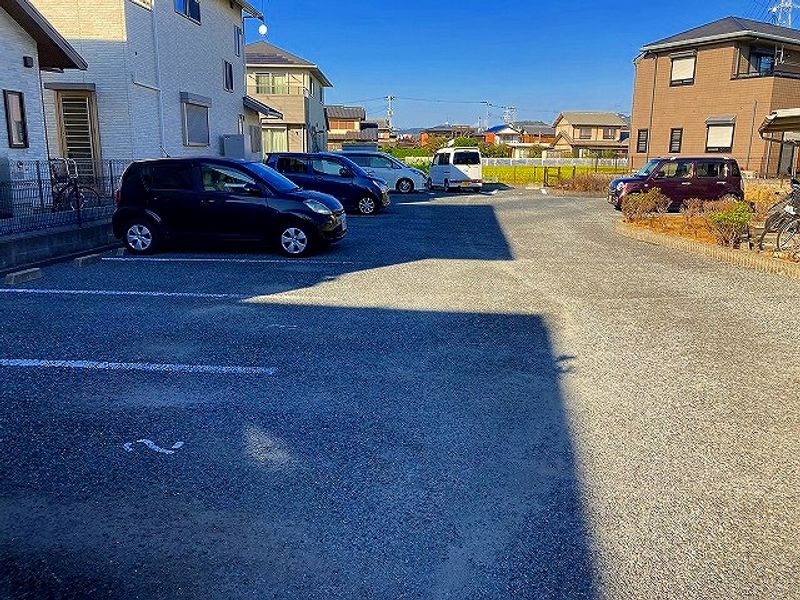 レオパレスベルデュール 駐車場