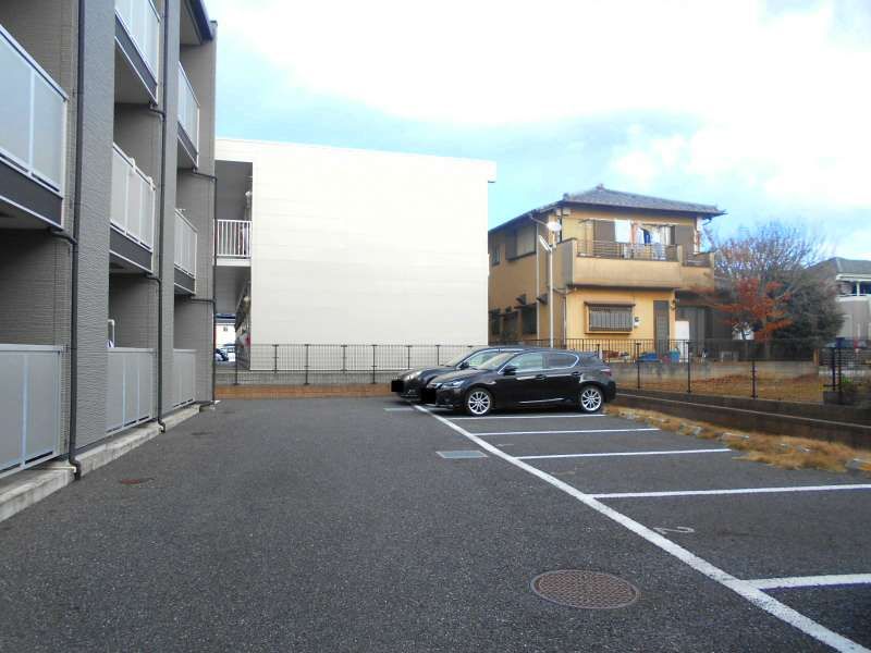 レオパレスα 駐車場
