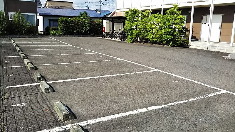 レオパレスＩ 駐車場