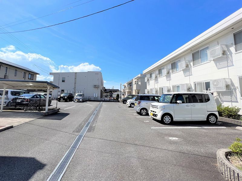 レオパレスペニンシュラＡ 駐車場